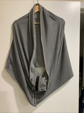 LULU LEMON Vinyasa Infiniti scarf - black white stripes with snaps. Soft,warm,❤️